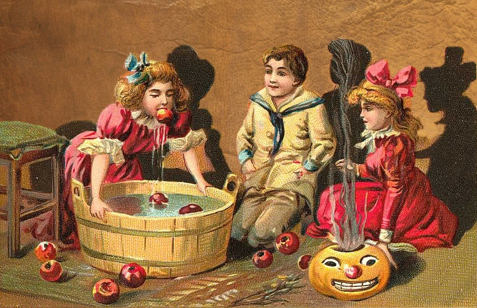 Apple Bobbing, hay còn gọi là Dunking for Apples, là trò chơi truyền thống của Halloween. Người chơi cố gắng dùng miệng bẻ lấy quả táo nổi trên mặt nước mà không dùng tay. Trò chơi này bắt nguồn từ lễ hội Samhain, khi táo được coi là biểu tượng của tình yêu và sự phong phú.(Ảnh: IrishMyths)