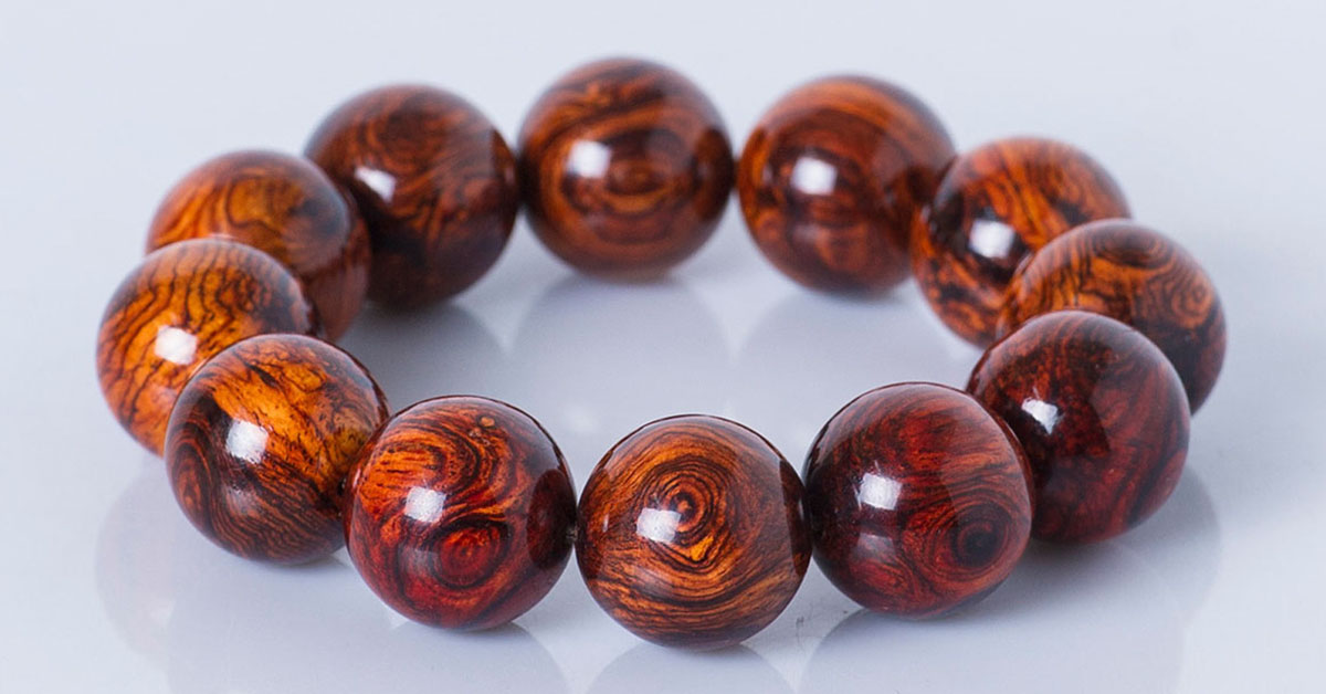 Nhờ vào những đặc tính vượt trội, gỗ sưa đỏ thường được sử dụng để làm đồ nội thất cao cấp như bàn ghế, tủ kệ, giường ngủ. Ngoài ra, gỗ sưa đỏ còn được chế tác thành các sản phẩm mỹ nghệ tinh xảo như tượng Phật, lục bình, và các loại trang sức như vòng tay, chuỗi hạt.(Ảnh: tuviphongthuy.vn)