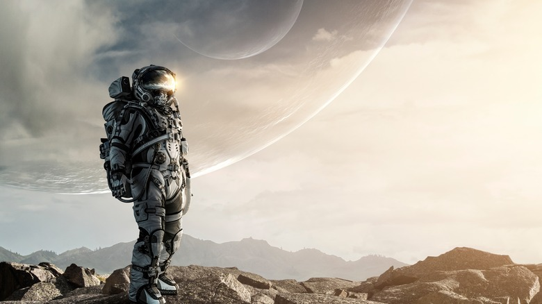 Sự cô lập, thiếu tiếp xúc với thiên nhiên và ánh sáng mặt trời, cùng với căng thẳng từ môi trường khắc nghiệt, có thể dẫn đến các vấn đề về tâm lý như lo âu, trầm cảm và cảm giác cô đơn.(Ảnh: Phụ nữ Việt Nam)