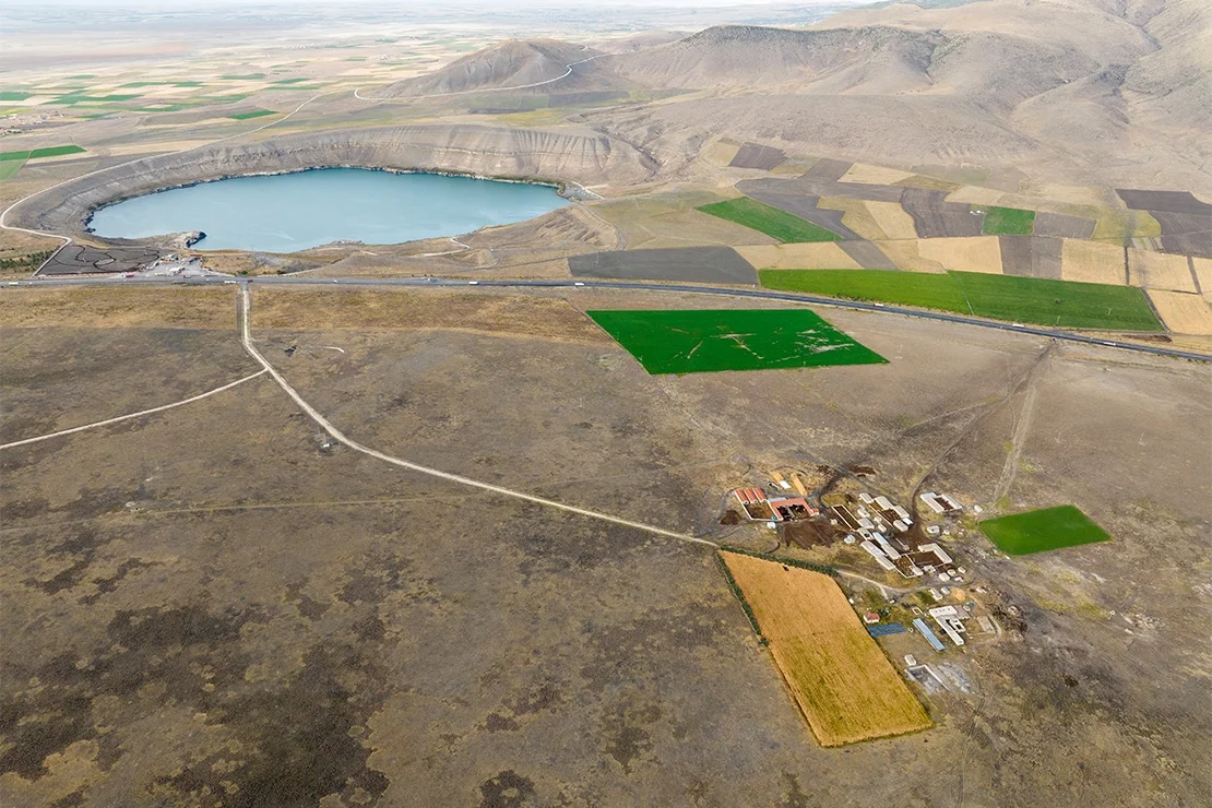 Theo nghiên cứu, lưu vực Konya đang lún xuống khoảng 20 mm mỗi năm, trong khi cao nguyên Trung Anatolian đã được nâng lên khoảng 1 km trong 10 triệu năm qua. Điều này tạo ra một hiệu ứng giống như giọt nước rơi xuống mặt hồ phẳng lặng, khiến mặt nước xung quanh bị nâng lên.(Ảnh: India Education Diary)