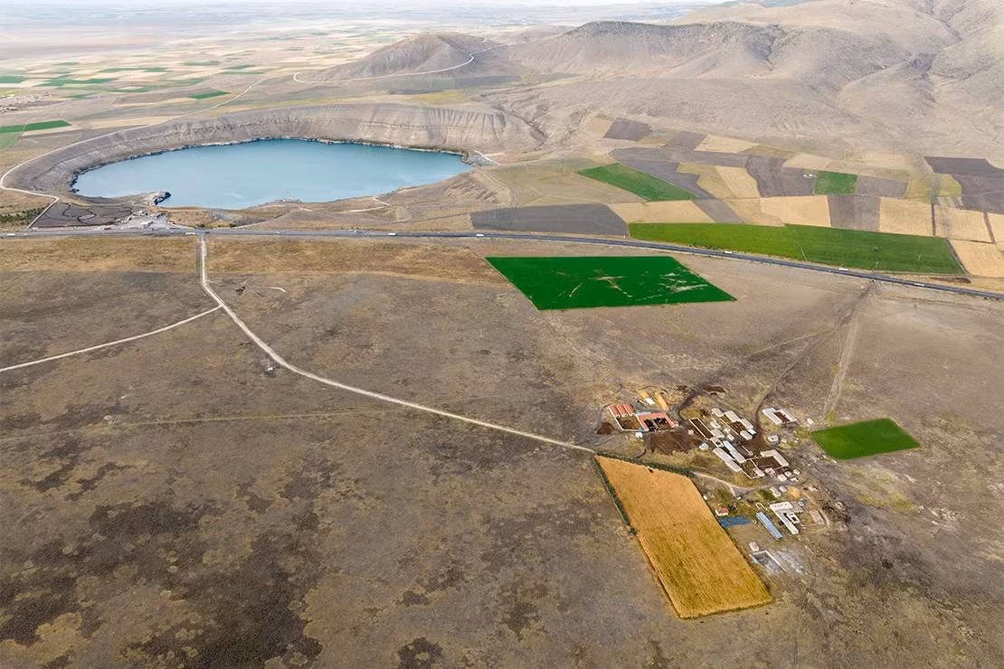 Theo nghiên cứu, lưu vực Konya đang lún xuống khoảng 20 mm mỗi năm, trong khi cao nguyên Trung Anatolian đã được nâng lên khoảng 1 km trong 10 triệu năm qua. Điều này tạo ra một hiệu ứng giống như giọt nước rơi xuống mặt hồ phẳng lặng, khiến mặt nước xung quanh bị nâng lên.(Ảnh: India Education Diary)