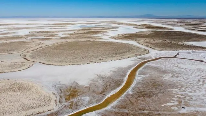 Tại cao nguyên Trung Anatolian của Thổ Nhĩ Kỳ, các nhà khoa học đã phát hiện ra một hiện tượng địa chất độc đáo và đầy bất ngờ: “nhỏ giọt thạch quyển”. Hiện tượng này đang dần thay đổi bề mặt địa chất của khu vực, tạo ra những biến đổi đáng kể trong cấu trúc và hình dạng của vỏ Trái Đất. (Ảnh: PHYS)