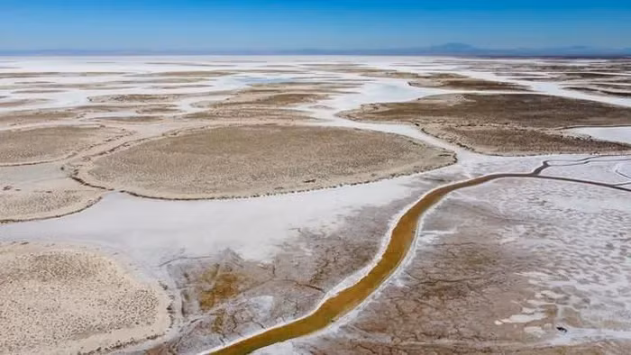 Tại cao nguyên Trung Anatolian của Thổ Nhĩ Kỳ, các nhà khoa học đã phát hiện ra một hiện tượng địa chất độc đáo và đầy bất ngờ: “nhỏ giọt thạch quyển”. Hiện tượng này đang dần thay đổi bề mặt địa chất của khu vực, tạo ra những biến đổi đáng kể trong cấu trúc và hình dạng của vỏ Trái Đất. (Ảnh: PHYS)