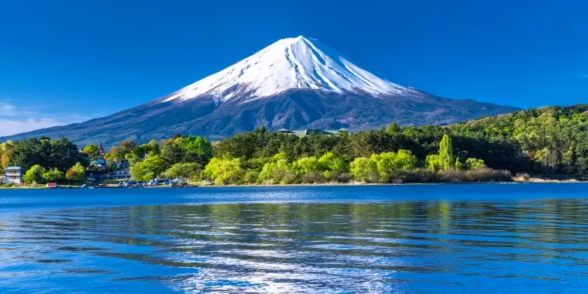 Điều này có tác động sâu rộng đến các hoạt động kinh tế và du lịch. Đối với hàng triệu du khách đến thăm núi Phú Sĩ mỗi năm, tuyết phủ trắng đỉnh núi là một cảnh tượng không thể thiếu. Việc thiếu tuyết không chỉ làm mất đi vẻ đẹp kỳ vĩ của ngọn núi mà còn ảnh hưởng đến các hoạt động du lịch và đời sống kinh tế của địa phương.(Ảnh: Activity Japan)