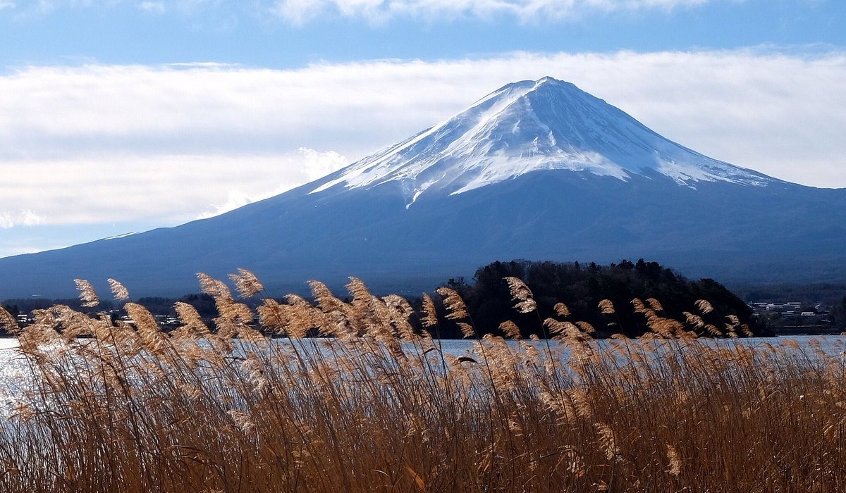 Núi Phú Sĩ, nằm giữa hai quận Yamanashi và Shizuoka, từ lâu đã là biểu tượng của văn hóa, nghệ thuật và tôn giáo của Nhật Bản. Ngọn núi này hiện diện trong lòng người Nhật qua nhiều thế kỷ và là nguồn cảm hứng cho nhiều tác phẩm nghệ thuật và văn học.(Ảnh: Tripadvisor)