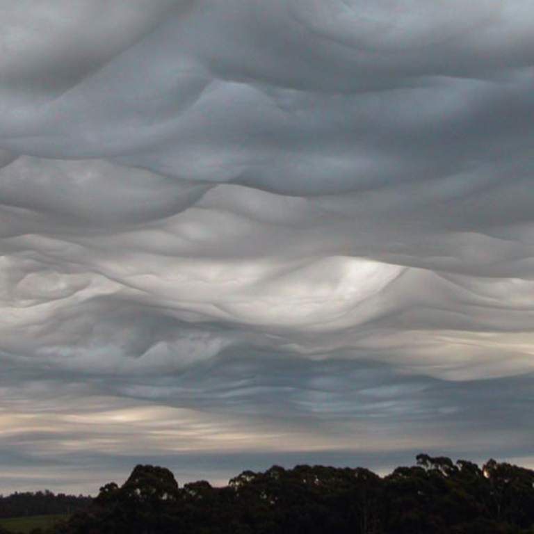 Mây Asperitas thường hình thành ở độ cao thấp, dưới 2.000 mét, và có thể xuất hiện ở bất cứ đâu vào bất cứ thời điểm nào trong năm. Chúng được tạo ra bởi các mặt trận thời tiết, khi các luồng khí lạnh và nóng gặp nhau, tạo thành các con sóng nhấp nhô trong bầu khí quyển. Dù có vẻ ngoài đáng sợ, mây Asperitas không gây ra mưa hay bão, mà chỉ tạo nên một cảnh tượng thiên nhiên kỳ ảo và độc đáo.(Ảnh: South China Morning Post)