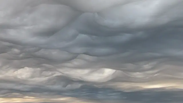 Mây Asperitas không chỉ là một hiện tượng thiên nhiên đẹp mắt mà còn là một minh chứng cho sự đa dạng và phong phú của khí quyển Trái Đất. Việc nghiên cứu và hiểu rõ hơn về mây Asperitas không chỉ giúp chúng ta thêm yêu quý thiên nhiên mà còn góp phần vào việc dự báo thời tiết và nghiên cứu khí hậu.(Ảnh: BBC)