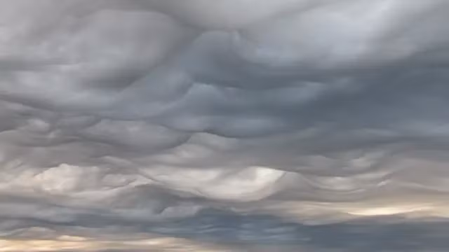 Mây Asperitas không chỉ là một hiện tượng thiên nhiên đẹp mắt mà còn là một minh chứng cho sự đa dạng và phong phú của khí quyển Trái Đất. Việc nghiên cứu và hiểu rõ hơn về mây Asperitas không chỉ giúp chúng ta thêm yêu quý thiên nhiên mà còn góp phần vào việc dự báo thời tiết và nghiên cứu khí hậu.(Ảnh: BBC)