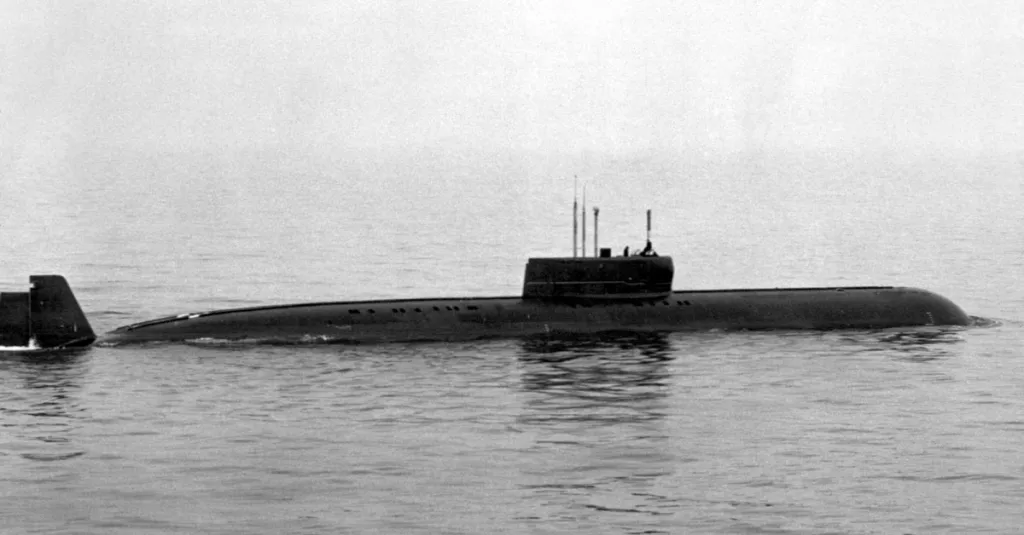 Tiếng ồn trong phòng điều khiển có thể lên đến 100 decibel, gần ngang với âm thanh tại một hộp đêm đông đúc, gây ảnh hưởng đến khả năng hoạt động của thủy thủ đoàn.(Ảnh: We Are The Mighty)