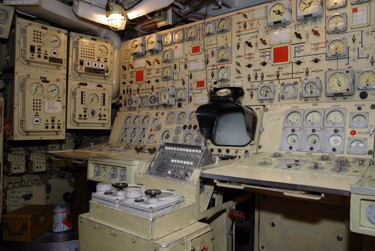 Tuy nhiên, tốc độ cao cũng mang lại nhiều thách thức. Vận hành ở tốc độ cao tạo áp lực lớn lên kết cấu của tàu, đòi hỏi đội ngũ kỹ thuật viên phải đối mặt với các thách thức về bảo dưỡng và duy trì hoạt động ổn định.(Ảnh:Reddit)