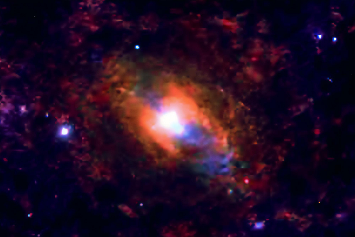 NGC 1549 có khả năng tăng gấp đôi khối lượng sao của nó ở vùng ngoại vi khoảng 10 triệu năm một lần, một tốc độ đáng kinh ngạc so với Ngân Hà của chúng ta, chỉ có thể tăng gấp đôi khối lượng sau mỗi 10 tỷ năm. Mật độ lõi thiên hà và tốc độ hình thành sao cao cho thấy vào thời điểm quan sát, thiên hà này rất giàu khí cần thiết để hình thành các ngôi sao mới.(Ảnh: SciTechDaily)