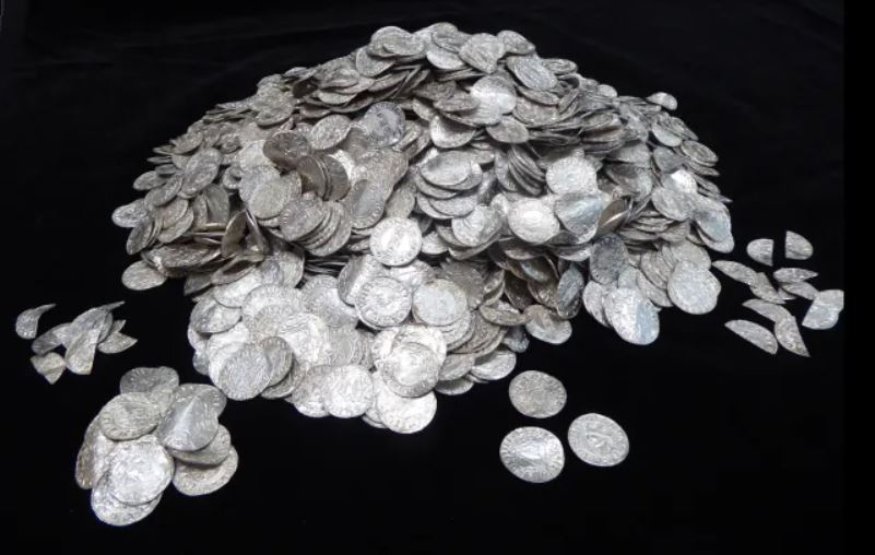 Một nhóm gồm bảy người đã phát hiện kho báu trị giá 141 tỷ đồng, gồm những đồng tiền bạc có niên đại 1.000 năm tại Chew Valley, Somerset, Anh, vào tháng 1/2019. Sau 5 năm, họ mới nhận được tiền từ kho báu này. (Ảnh: PA)