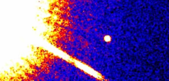 Gliese 229 B dường như không hoàn toàn phù hợp với định nghĩa về sao lùn nâu - những vật thể có khối lượng gấp 13-80 lần Sao Mộc, không đủ lớn để trở thành ngôi sao, nhưng cũng không nhỏ như các hành tinh. Tín hiệu ánh sáng từ Gliese 229 B quá mờ nhạt so với một sao lùn nâu nặng gấp 70 lần Sao Mộc, gây ra nhiều câu hỏi về bản chất của vật thể này.(Ảnh:AAS Nova)