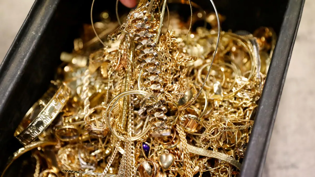 Theo hãng tin PTI, sự việc xảy ra tại Hardoi, bang Uttar Pradesh, Ấn Độ. Trong quá trình đào móng nhà, người đàn ông này đã tìm thấy nhiều trang sức bằng vàng và bạc. Thông tin này nhanh chóng được báo cáo đến cảnh sát địa phương. (Ảnh: India Today)