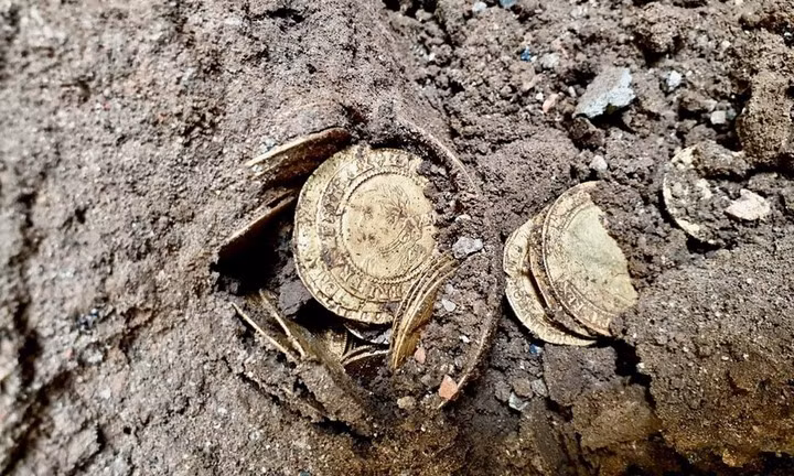 Theo Đạo luật kho báu của Ấn Độ, bất kỳ ai tìm thấy đồ trang sức hoặc vật phẩm có giá trị từ dưới lòng đất đều phải báo cáo và giao nộp cho chính quyền. Nếu sau quá trình điều tra, chính quyền xác nhận kho báu không thuộc quyền sở hữu của ai khác, người tìm thấy sẽ được quyền sở hữu.(Ảnh: Đời sống &amp; Pháp luật)