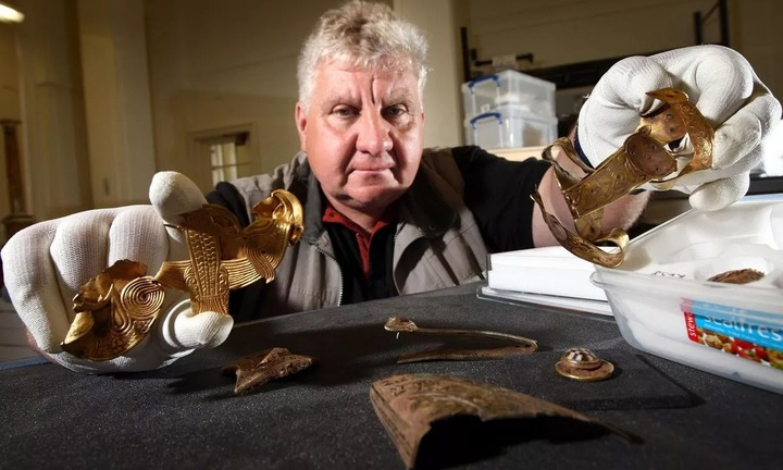 Ông Alok Priyadarshi, cảnh sát trưởng Hardoi, cho biết người đàn ông không có giấy tờ chứng minh quyền sở hữu số trang sức này. Ban đầu, ông ta phủ nhận việc tìm thấy kho báu nhưng sau đó đã phải thừa nhận. Cuối cùng, cảnh sát đã tịch thu toàn bộ số tài sản.(Ảnh: Đời sống &amp; Pháp luật)