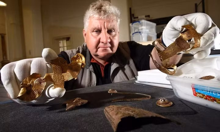 Ông Alok Priyadarshi, cảnh sát trưởng Hardoi, cho biết người đàn ông không có giấy tờ chứng minh quyền sở hữu số trang sức này. Ban đầu, ông ta phủ nhận việc tìm thấy kho báu nhưng sau đó đã phải thừa nhận. Cuối cùng, cảnh sát đã tịch thu toàn bộ số tài sản.(Ảnh: Đời sống &amp; Pháp luật)