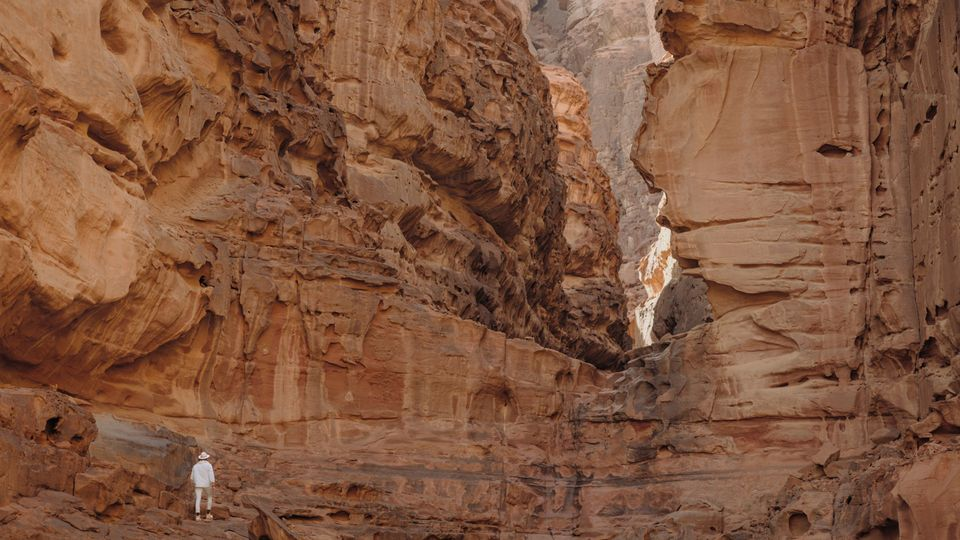 Trong một dự án hợp tác với Chương trình Khoan Khoa học Lục địa Quốc tế, nhóm nghiên cứu dẫn đầu bởi nhà địa vi sinh học Yohey Suzuki từ Đại học Tokyo đã khoan sâu 15 mét vào phức hợp đá này. (Ảnh: Technology Networks)