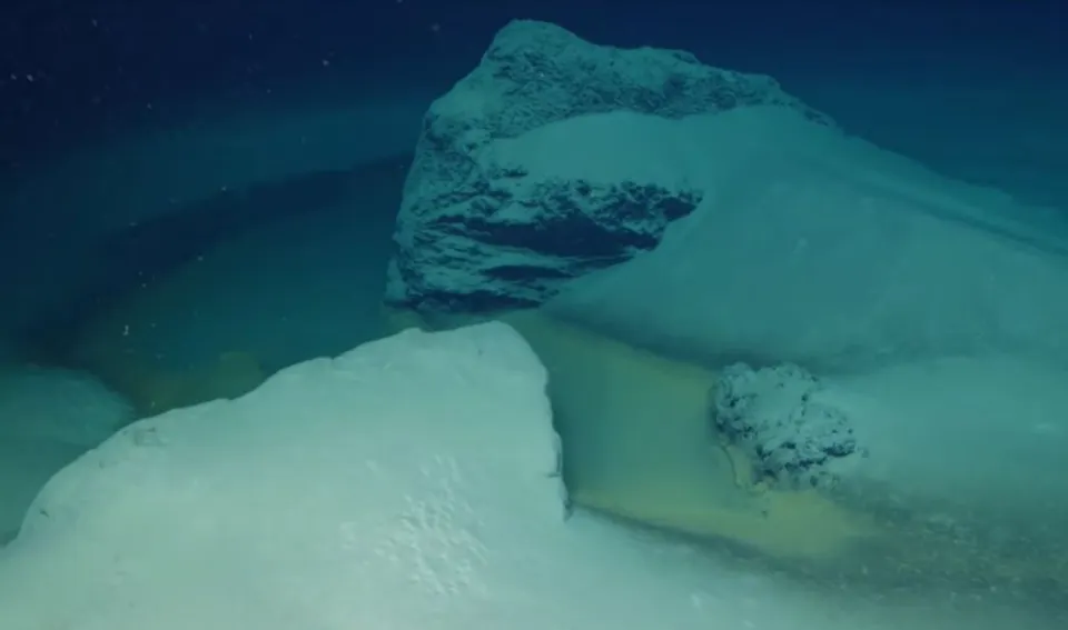 Hồ nước muối biển sâu thường hình thành ở đáy biển và là một trong những môi trường khắc nghiệt nhất trên Trái Đất. Những hồ này có độ mặn cực cao hoặc siêu kiềm, thiếu hụt hoàn toàn oxy và có hóa học kỳ lạ. Điều này làm cho chúng trở thành một môi trường sống không thuận lợi cho đa số các dạng sống mà chúng ta biết đến.(Ảnh: The Irish Sun)