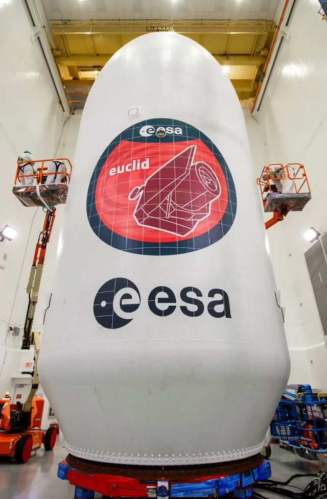 Kính viễn vọng có tên là Euclid, được đặt theo tên của nhà toán học Hy Lạp cổ đại - người được tôn vinh là "cha đẻ của hình học", được đẩy lên trong khoang chứa của một tên lửa SpaceX Falcon 9 từ Trạm Lực lượng Vũ trụ Cape Canaveral. (Ảnh: Reuters)