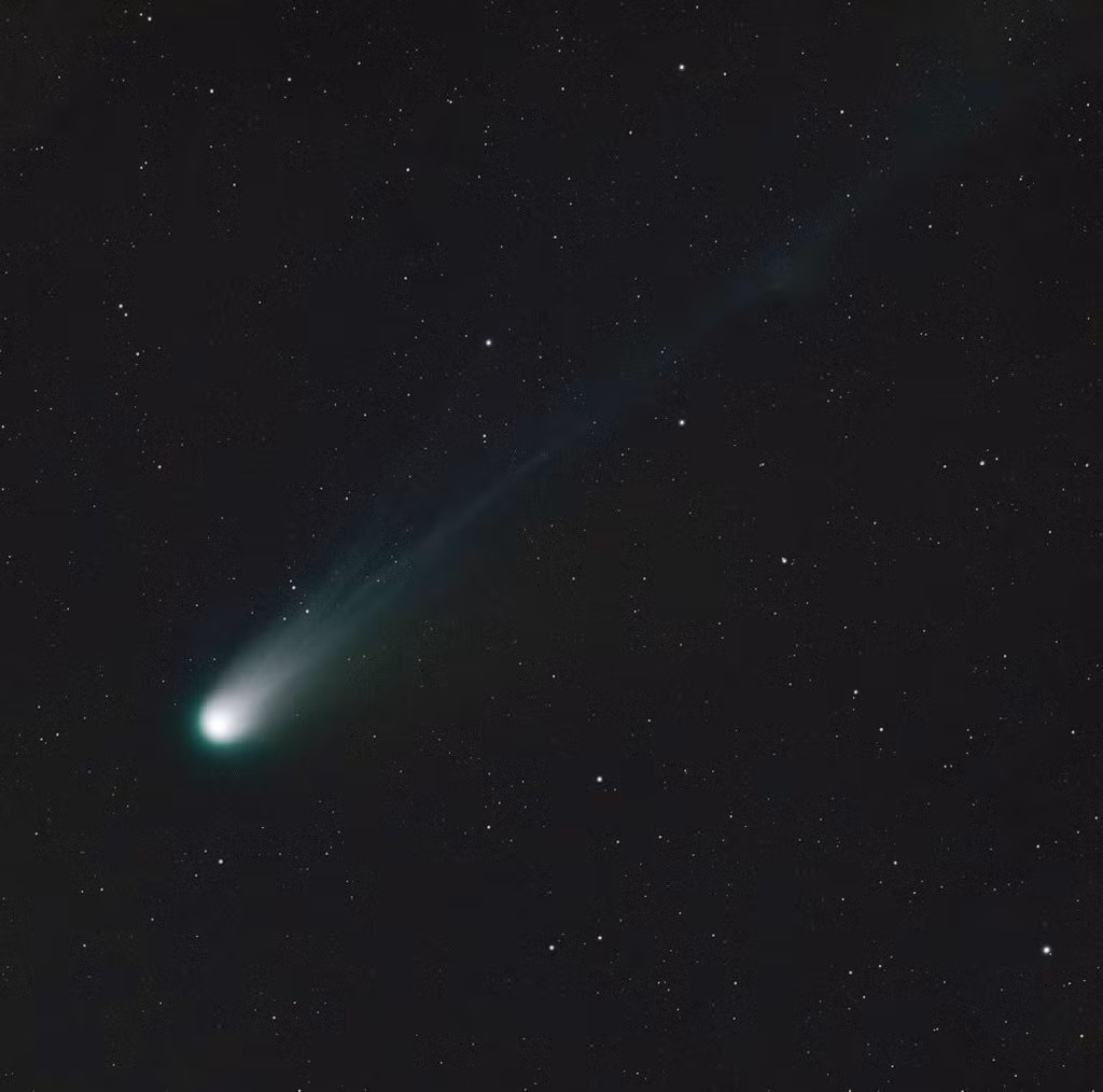 Dù sao chổi C/2024 S1 đã tan rã hạt nhân, nhưng một mảnh lớn của hạt nhân có thể vẫn sống sót và tiếp tục hành trình. Đuôi sao chổi có thể vẫn nhìn thấy được, dù mờ hơn so với dự kiến ban đầu. Hiện tại, sao chổi này có thể được quan sát bằng ống nhòm hoặc kính thiên văn nhỏ ở Nam bán cầu. Sau điểm cận nhật, nếu phần "trái tim" của nó sống sót, sao chổi sẽ có thể nhìn thấy ở Bắc bán cầu.(Ảnh: Orbital Today)