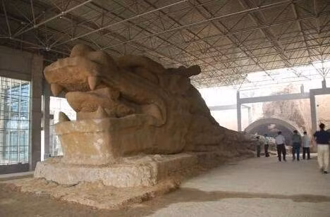 Vì không thể tự mình di chuyển vật này do kích thước quá lớn, anh đã kêu gọi sự giúp đỡ của dân làng, nhanh chóng thu hút sự chú ý của mọi người. Chính quyền địa phương lập tức cử đội khảo sát đến hiện trường.(Ảnh: Sohu)