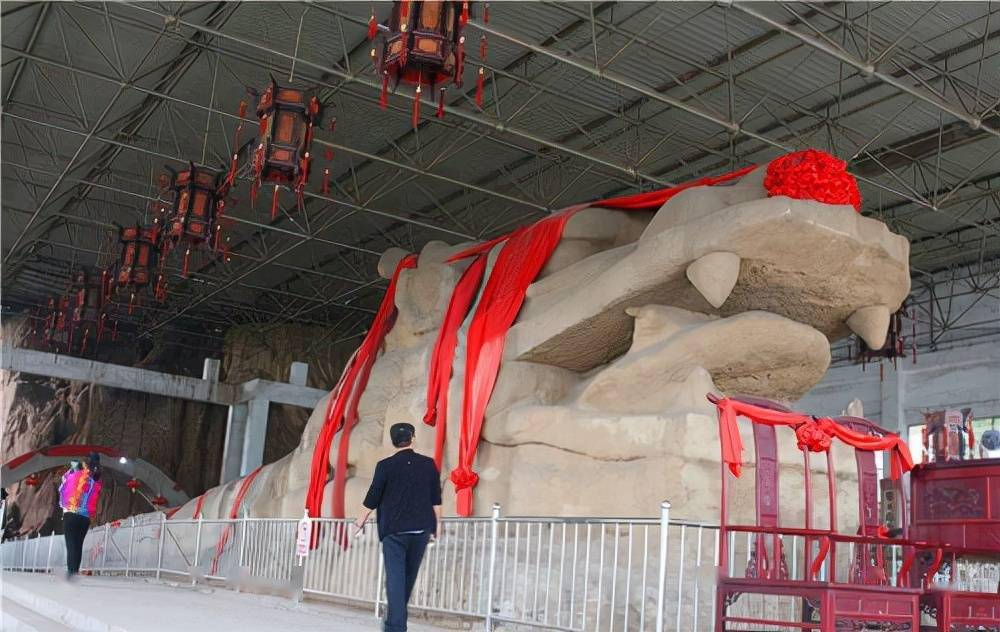 Giáo sư Vương Đại Hữu, một chuyên gia hàng đầu về văn hóa rồng, đã đưa ra giả thuyết rằng các con rồng đá này có thể đã hình thành tự nhiên trên bờ biển từ 10.000 đến 120.000 năm trước. Giả thuyết của ông đã được nhiều nghiên cứu ủng hộ và nhận được sự đồng tình từ giới chuyên môn.(Ảnh: Sohu)