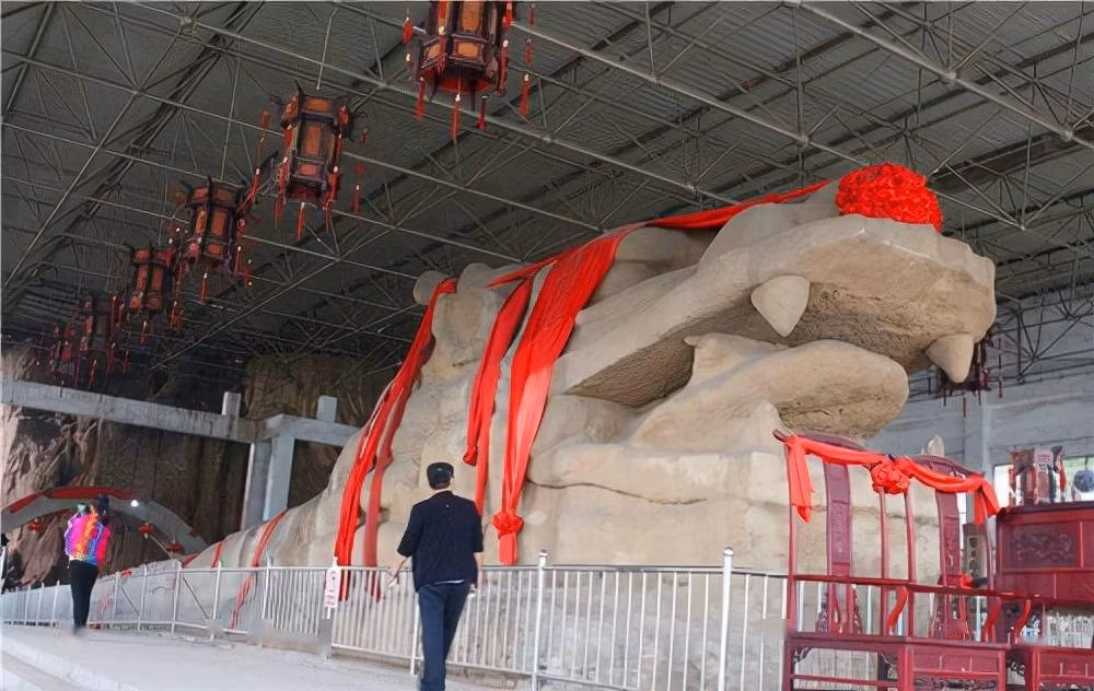 Giáo sư Vương Đại Hữu, một chuyên gia hàng đầu về văn hóa rồng, đã đưa ra giả thuyết rằng các con rồng đá này có thể đã hình thành tự nhiên trên bờ biển từ 10.000 đến 120.000 năm trước. Giả thuyết của ông đã được nhiều nghiên cứu ủng hộ và nhận được sự đồng tình từ giới chuyên môn.(Ảnh: Sohu)