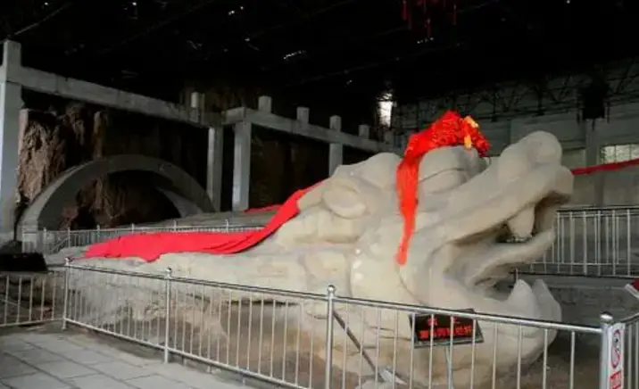 Điều bất ngờ hơn là không chỉ có một, mà còn có 9 con rồng nhỏ hơn bao quanh, tạo thành một tổng thể độc đáo có tên "thập long quy tụ". (Ảnh: Sohu)