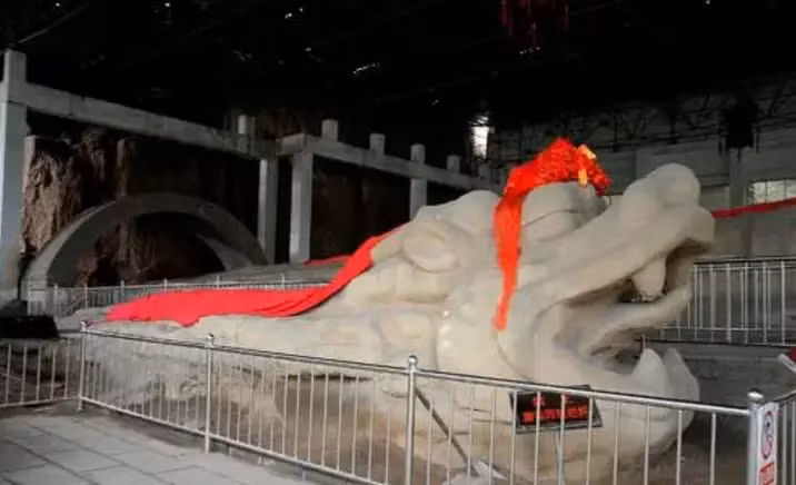 Điều bất ngờ hơn là không chỉ có một, mà còn có 9 con rồng nhỏ hơn bao quanh, tạo thành một tổng thể độc đáo có tên "thập long quy tụ". (Ảnh: Sohu)