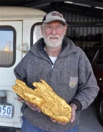 Cục vàng lớn nhất còn tồn tại, Pepita Canaa, nặng 60 kg, được phát hiện ở Brazil vào năm 1983 và hiện trưng bày tại Museu de Valores do Banco Central ở Brasília. Khối vàng khác, chứa 875 troy ounce vàng, được tìm thấy vào năm 1980 và hiện trưng bày tại một sòng bạc ở Las Vegas.(Ảnh: DNVN)