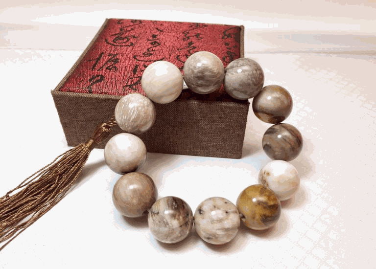 Ngoài ra, loại đá này còn giúp bình ổn tâm trạng, giảm căng thẳng, và ngăn ngừa một số bệnh liên quan đến thận và khớp.(Ảnh: Gỗ đỉnh)