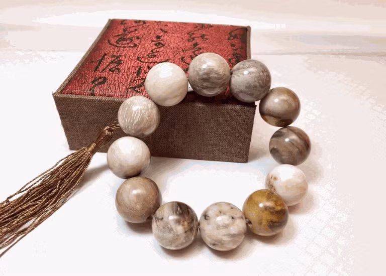 Ngoài ra, loại đá này còn giúp bình ổn tâm trạng, giảm căng thẳng, và ngăn ngừa một số bệnh liên quan đến thận và khớp.(Ảnh: Gỗ đỉnh)