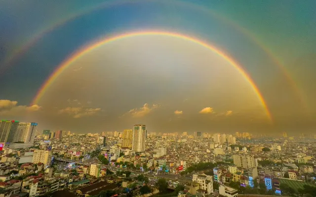 Theo các chuyên gia, hiện tượng cầu vồng đôi hay cầu vồng song sinh xuất hiện ít hơn cầu vồng bình thường. Theo đó, trong 10 lần cầu vồng xuất hiện, có khoảng 2-3 lần là cầu vồng đôi. (Ảnh: VTV.vn)