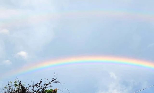 Sáng 14/10, nhiều người dân ở Hội An bắt gặp cầu vồng đôi sau cơn mưa, một cảnh tượng rực rỡ hiếm có khiến nhiều người không khỏi trầm trồ, thích thú. (Ảnh: Sức khoẻ đời sống)