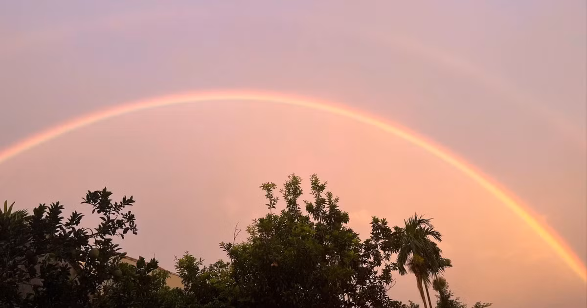 Cầu vồng đôi xảy ra khi ánh sáng tán sắc qua các giọt nước ở góc 42 độ và 52 độ so với ánh sáng Mặt Trời, khiến chúng ta nhìn thấy đồng thời hai cầu vồng. (Ảnh: BÁO SÀI GÒN GIẢI PHÓNG)