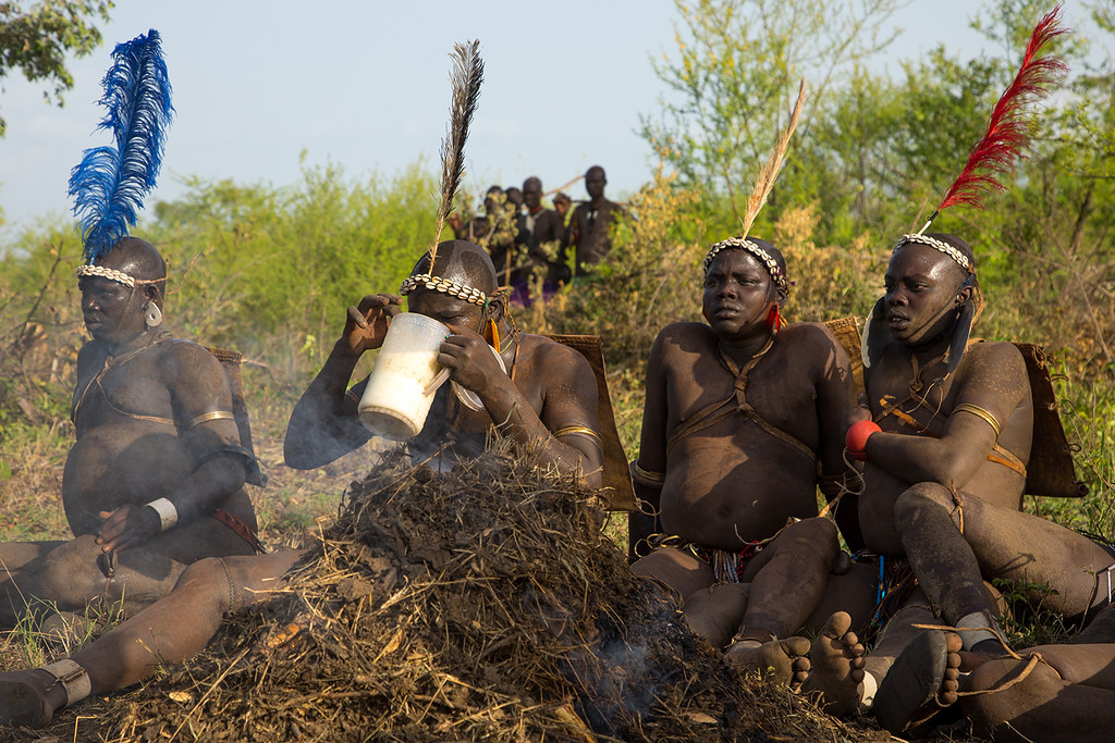 Trong lễ hội Ka'el, mỗi gia đình cử một người đàn ông chưa vợ tham gia thử thách "nuôi bụng" kéo dài 6 tháng. Họ phải vỗ béo bằng máu bò, sữa tươi và kiêng hoàn toàn "chuyện ấy". (Ảnh: Flickr)