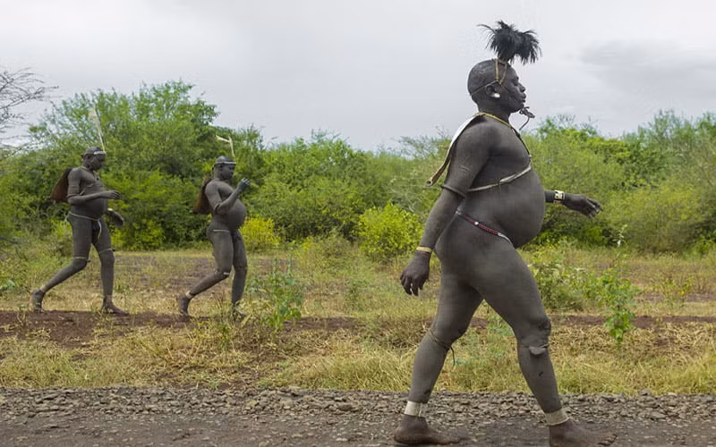 Người đàn ông sở hữu vòng bụng lớn nhất sẽ nhận danh hiệu người quyến rũ nhất, hấp dẫn mọi phụ nữ trong bộ lạc.(Ảnh: Action Tours)