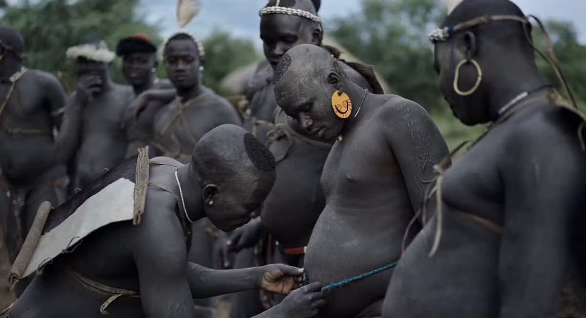 Trong lễ hội Ka'el hàng năm, nam giới cạnh tranh để trở thành người béo bụng nhất. Người đàn ông có vòng bụng lớn nhất sẽ được tôn vinh và trọng vọng suốt đời.(Ảnh: Gia đình)