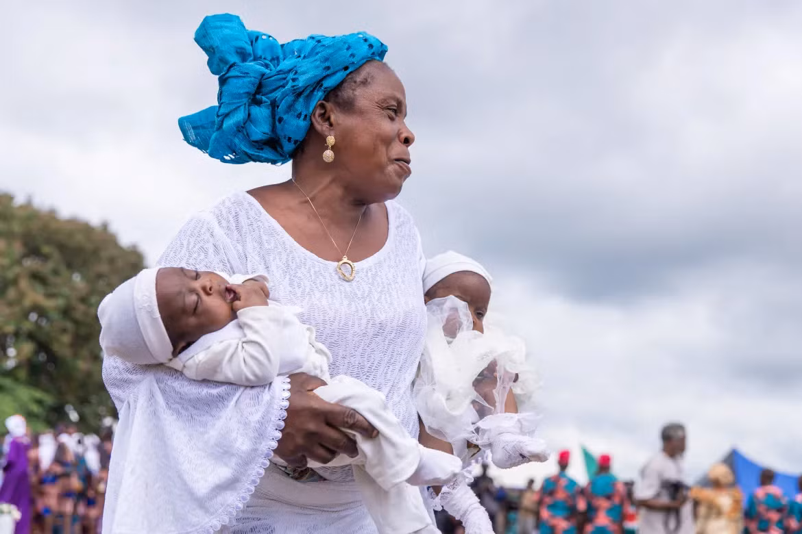 Yếu tố di truyền cũng có thể đóng vai trò quan trọng. Nhiều gia đình ở Igbo-Ora có tiền sử sinh đôi, và điều này được truyền lại qua nhiều thế hệ.(Ảnh: Al Jazeera)