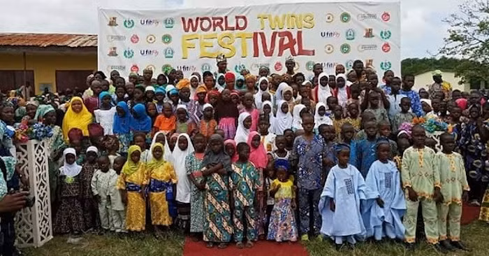 Thị trấn Igbo-Ora ở Nigeria từ lâu đã được biết đến với một danh hiệu đặc biệt: "Thủ đô song sinh của thế giới". Điều gì đã khiến nơi đây trở thành tâm điểm chú ý của các nhà nghiên cứu và du khách từ khắp nơi? Câu trả lời nằm ở tỷ lệ sinh đôi cao đáng kinh ngạc của thị trấn này. (Ảnh: Arise News)