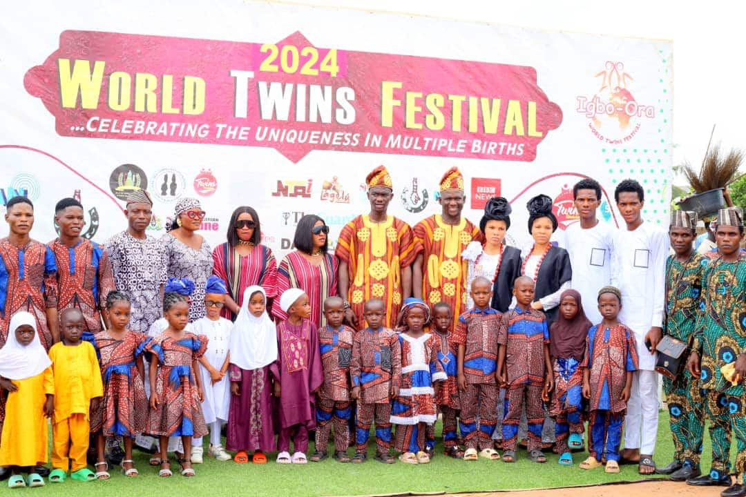 Sự kỳ diệu của Igbo-Ora đã thu hút sự quan tâm của các phương tiện truyền thông và các tổ chức nghiên cứu trên toàn cầu. Thị trấn đã trở thành điểm đến của nhiều nhà nghiên cứu muốn hiểu rõ hơn về hiện tượng này và tìm kiếm những manh mối có thể giúp ích cho y học.(Ảnh: Reporters At Large)