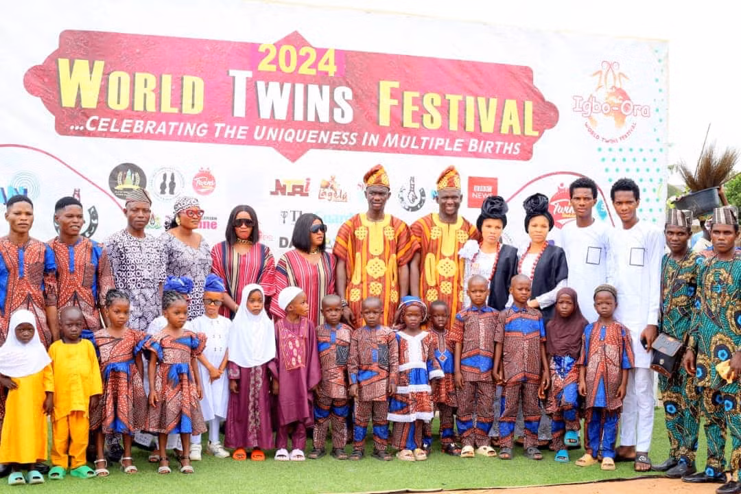 Sự kỳ diệu của Igbo-Ora đã thu hút sự quan tâm của các phương tiện truyền thông và các tổ chức nghiên cứu trên toàn cầu. Thị trấn đã trở thành điểm đến của nhiều nhà nghiên cứu muốn hiểu rõ hơn về hiện tượng này và tìm kiếm những manh mối có thể giúp ích cho y học.(Ảnh: Reporters At Large)