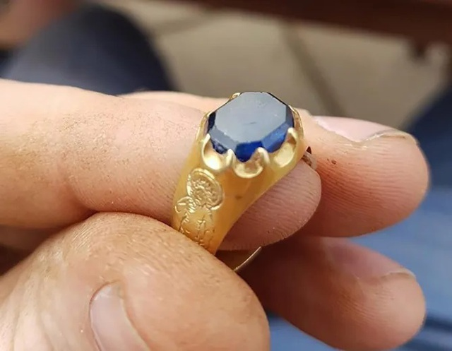 Trên nhẫn có khắc hình một em bé sơ sinh và viên đá quý có vẻ tương tự loại được sử dụng trên mộ của Tổng giám mục Canterbury năm 1374. (Ảnh: Người đưa tin)