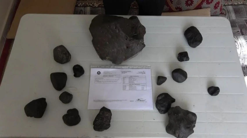 Sau khi gửi tới Đại học Dokuz Eylul để kiểm tra, các viên đá này được xác nhận là "báu vật" thiên thạch chondrite. Ông Senem hiện đang giữ gần 40 kg thiên thạch này và đang rao bán chúng. (Ảnh: SABAH)
