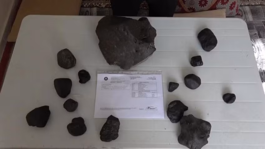 Sau khi gửi tới Đại học Dokuz Eylul để kiểm tra, các viên đá này được xác nhận là "báu vật" thiên thạch chondrite. Ông Senem hiện đang giữ gần 40 kg thiên thạch này và đang rao bán chúng. (Ảnh: SABAH)