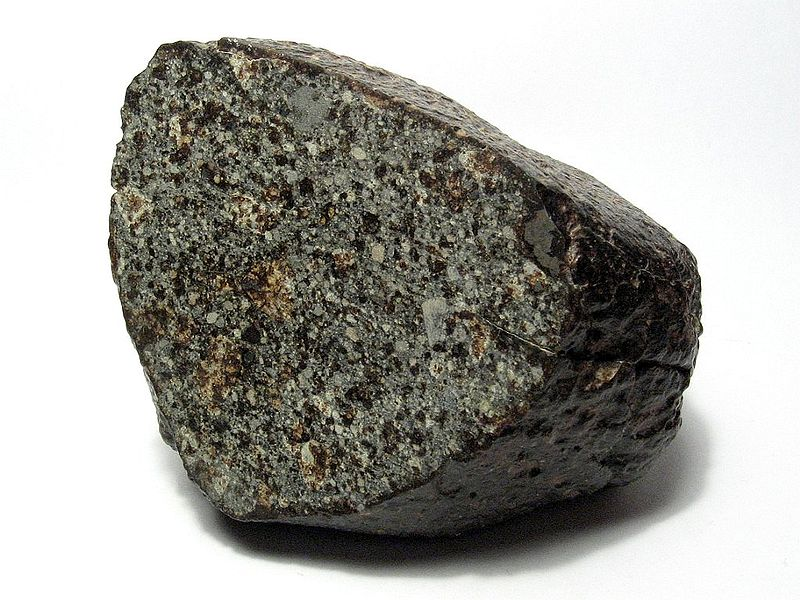 Chondrite, hay còn gọi là thiên thạch chondrite, là một trong những loại thiên thạch cổ xưa và nguyên thủy nhất trong hệ mặt trời. Được hình thành từ những hạt bụi và hạt nhỏ trong hệ mặt trời sơ khai, chondrite mang trong mình những thông tin quý giá về quá trình hình thành và tiến hóa của hệ mặt trời.(Ảnh: wikipedia)