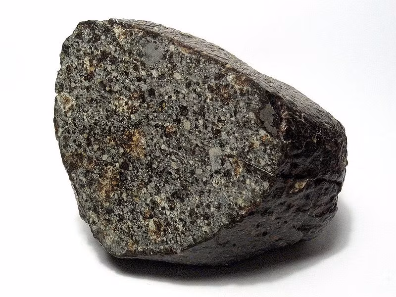 Chondrite, hay còn gọi là thiên thạch chondrite, là một trong những loại thiên thạch cổ xưa và nguyên thủy nhất trong hệ mặt trời. Được hình thành từ những hạt bụi và hạt nhỏ trong hệ mặt trời sơ khai, chondrite mang trong mình những thông tin quý giá về quá trình hình thành và tiến hóa của hệ mặt trời.(Ảnh: wikipedia)