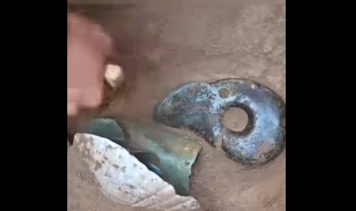 Hài cốt người cùng nhiều đồ gốm như cốc, chậu và bình chân máy cũng được phát hiện.(Ảnh: New China)