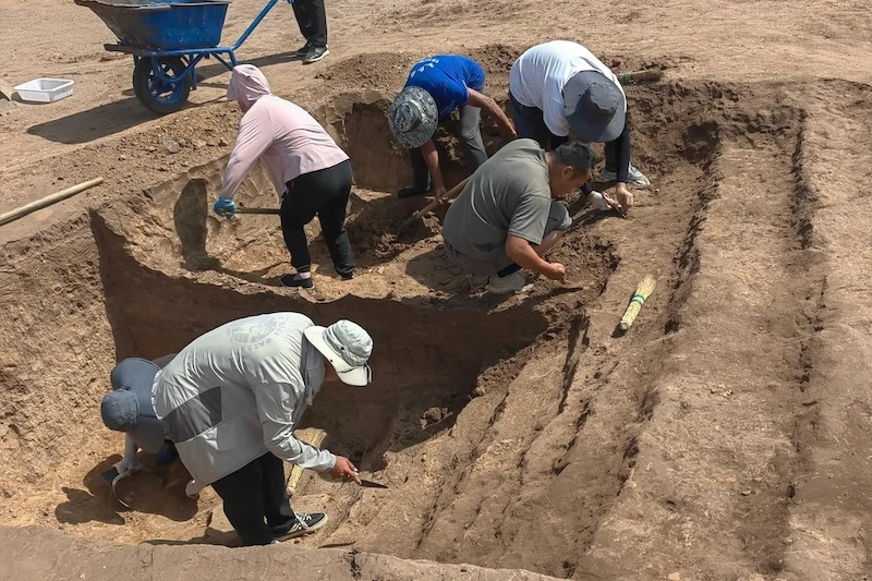 Theo Tân Hoa Xã, hiện vật này dài 15,8 cm và rộng 9,5 cm, được tìm thấy trong một ngôi mộ tròn với bàn thờ vuông phía nam. (Ảnh: Xinhua)